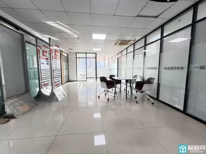 美豪大厦235平多个隔间，大气形象墙，部分家具价格优惠出租