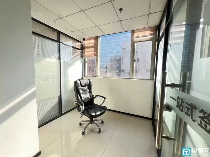 美豪大厦235平多个隔间，大气形象墙，部分家具价格优惠出租