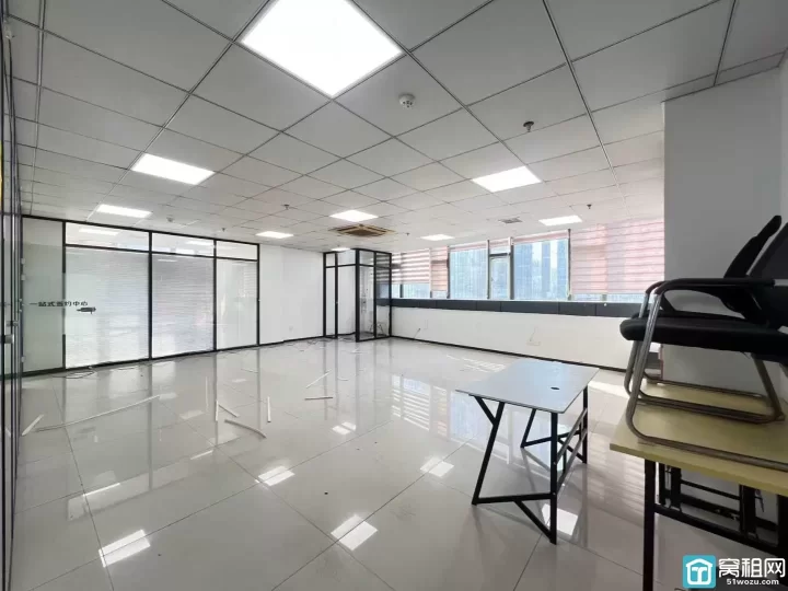 美豪大厦235平多个隔间，大气形象墙，部分家具价格优惠出租