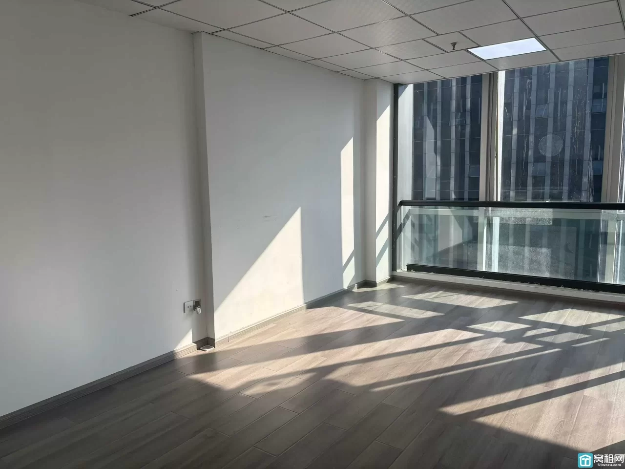 奥克斯大厦220平 精装带隔间 朝南全落地窗 户型方正 特价1.4出租