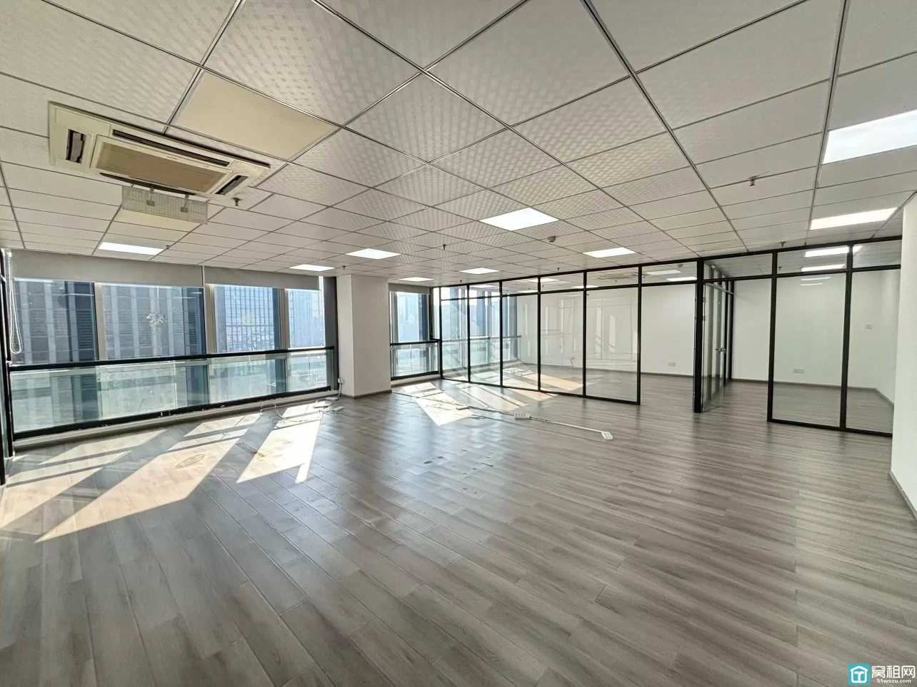 奥克斯大厦220平 精装带隔间 朝南全落地窗 户型方正 特价1.4出租