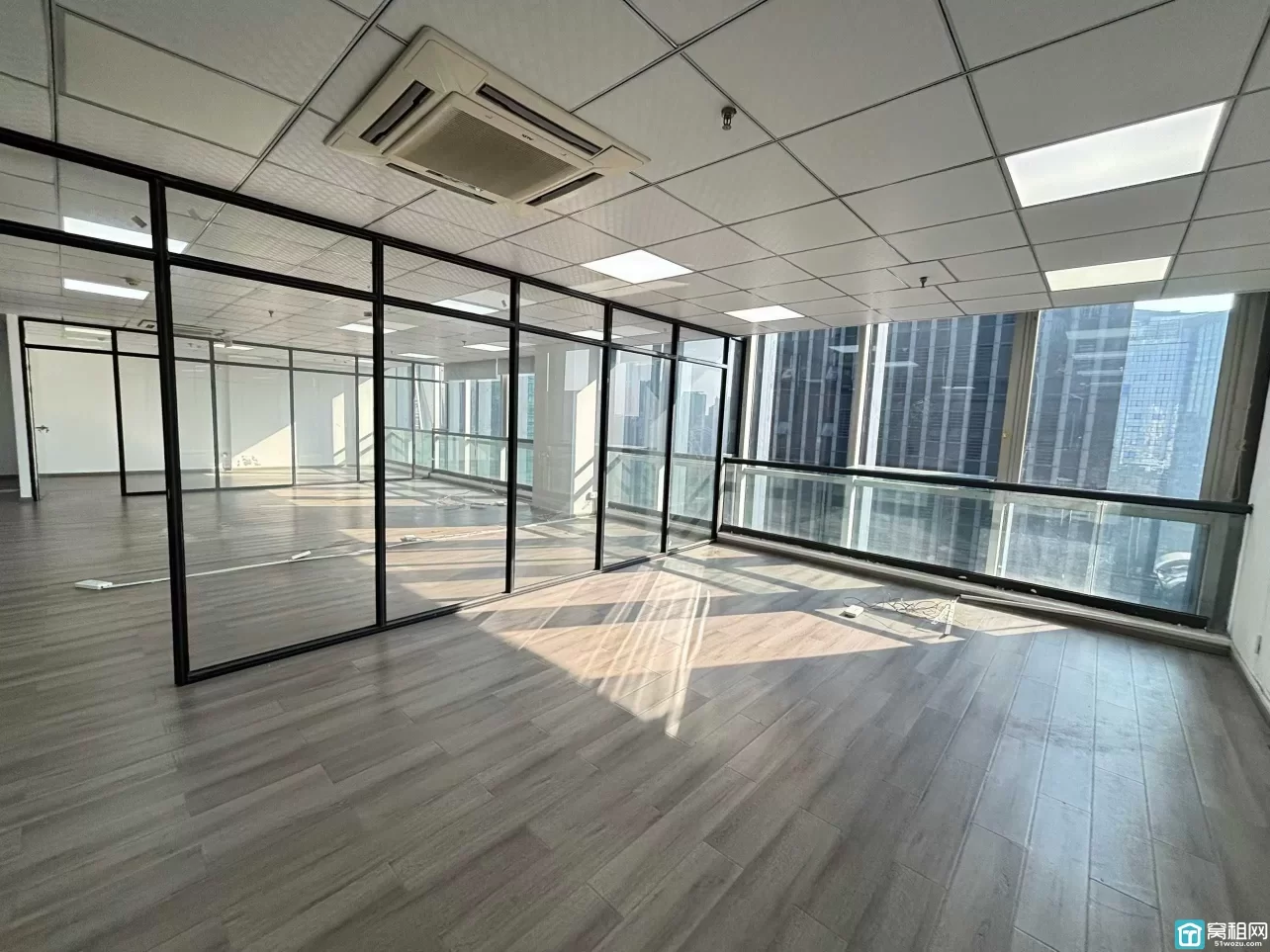 奥克斯大厦220平 精装带隔间 朝南全落地窗 户型方正 特价1.4出租