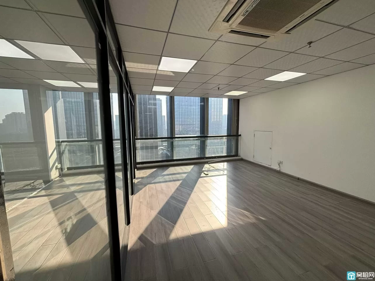 奥克斯大厦220平 精装带隔间 朝南全落地窗 户型方正 特价1.4出租