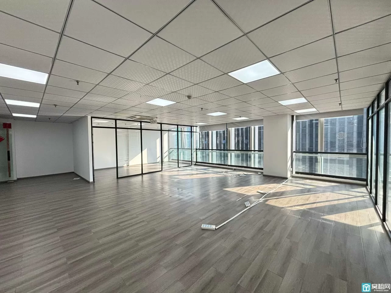 奥克斯大厦220平 精装带隔间 朝南全落地窗 户型方正 特价1.4出租