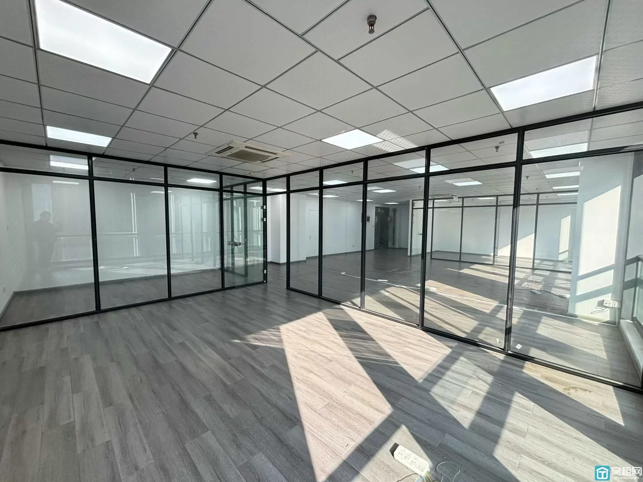 奥克斯大厦220平 精装带隔间 朝南全落地窗 户型方正 特价1.4出租