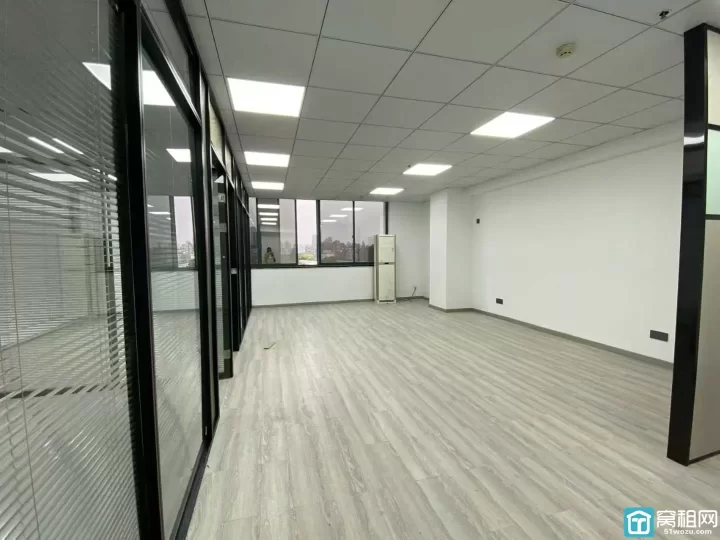 宁波高铁站附近凯悦商务大厦120平，朝东办公室出租全新精装，带形象墙、2个隔间，户型方正