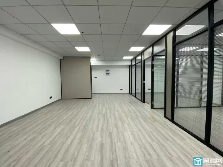 宁波高铁站附近凯悦商务大厦120平，朝东办公室出租全新精装，带形象墙、2个隔间，户型方正