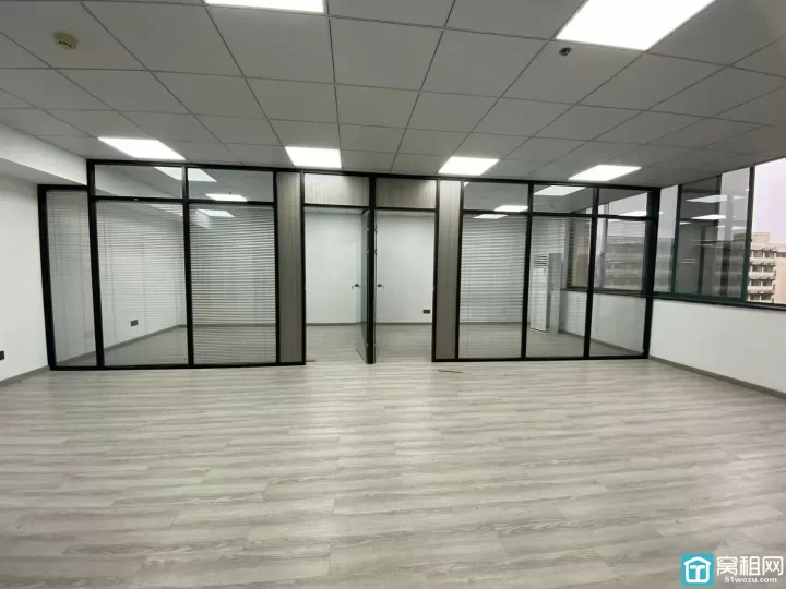 宁波高铁站附近凯悦商务大厦120平，朝东办公室出租全新精装，带形象墙、2个隔间，户型方正