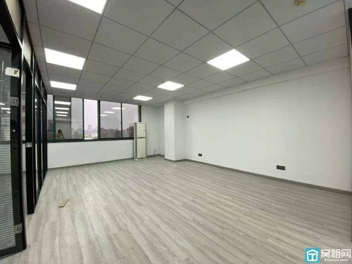 宁波高铁站附近凯悦商务大厦120平，朝东办公室出租全新精装，带形象墙、2个隔间，户型方正