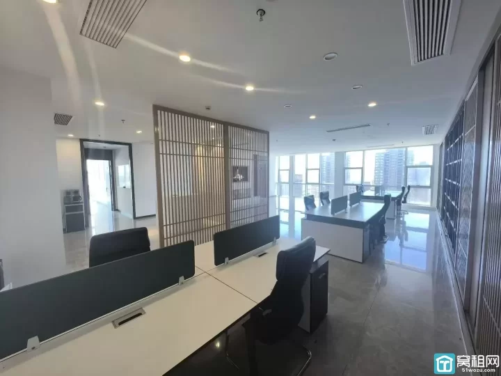 鄞州区体育游泳中心文体大厦290.4平精装修办公室出租东南边套，三隔间