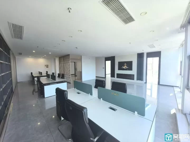 鄞州区体育游泳中心文体大厦290.4平精装修办公室出租东南边套，三隔间