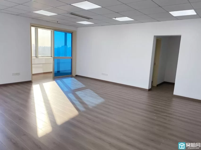 朱雀社区对面百丈大厦出租建筑面积111.96平方米，朝南，租金2800元每月