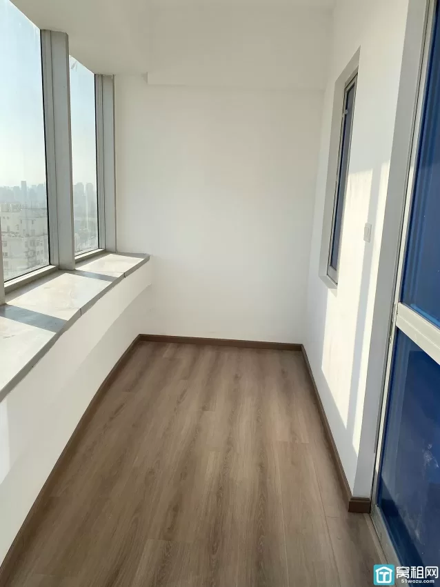 朱雀社区对面百丈大厦出租建筑面积111.96平方米，朝南，租金2800元每月