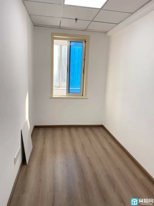 朱雀社区对面百丈大厦出租建筑面积111.96平方米，朝南，租金2800元每月