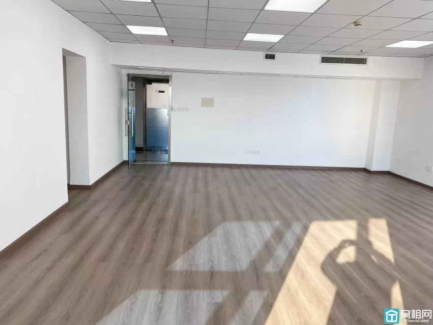 朱雀社区对面百丈大厦出租建筑面积111.96平方米，朝南，租金2800元每月