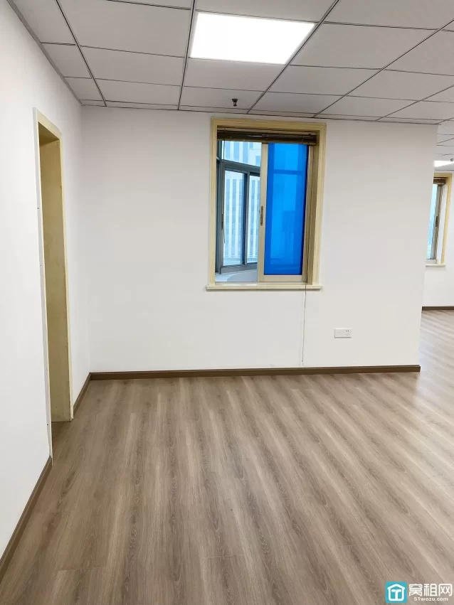 鄞州区宝泰花园对面写字楼百丈大厦建筑面积77.69平方米，租金1900元/月