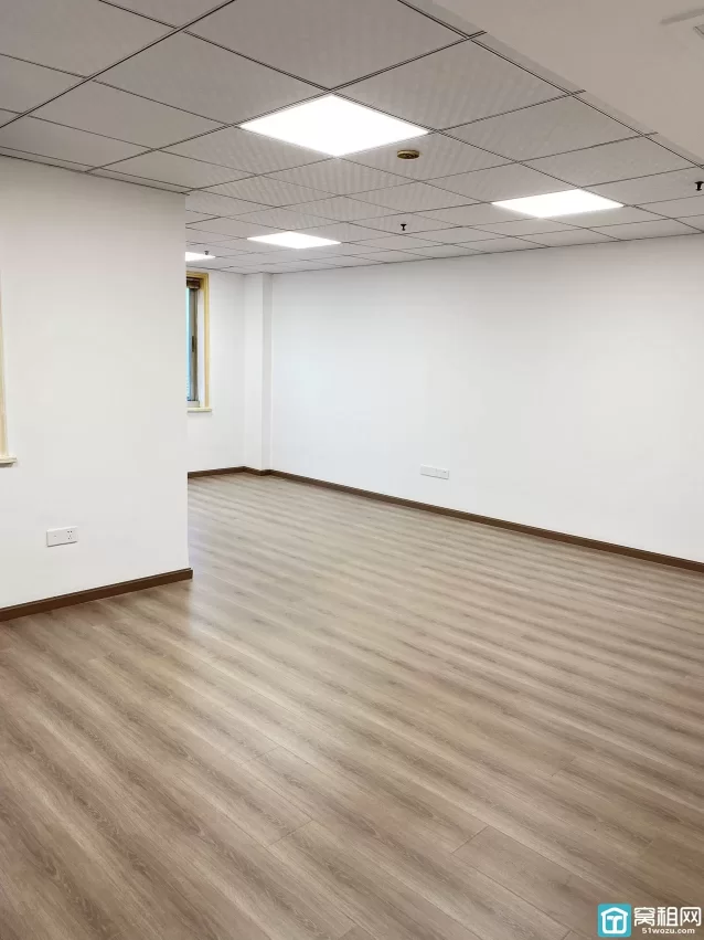 鄞州区宝泰花园对面写字楼百丈大厦建筑面积77.69平方米，租金1900元/月