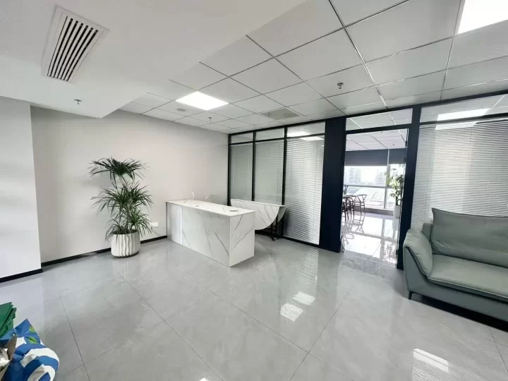 东部新城南苑环球酒店270平地铁口朝东沿河带上下水带家具出租