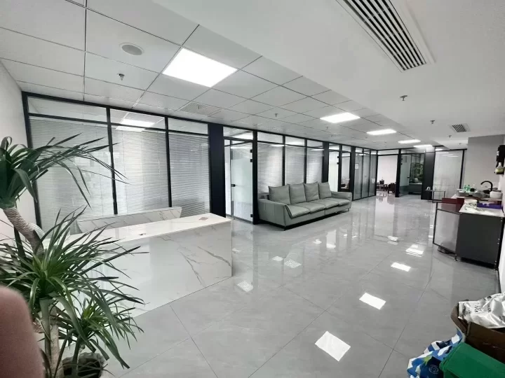 东部新城南苑环球酒店270平地铁口朝东沿河带上下水带家具出租