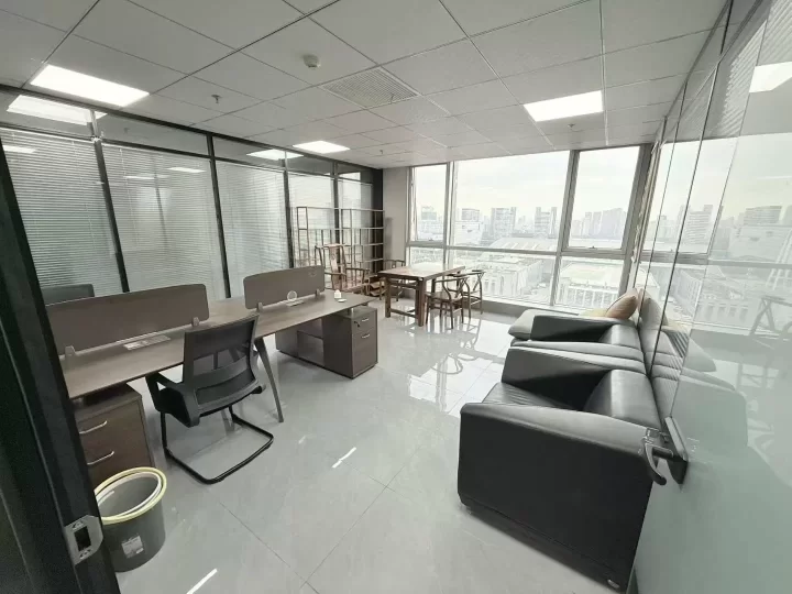 东部新城南苑环球酒店270平地铁口朝东沿河带上下水带家具出租