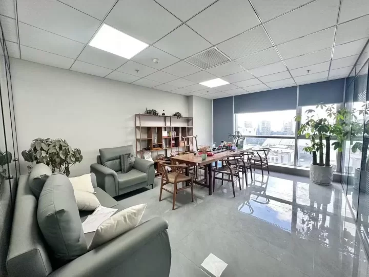 东部新城南苑环球酒店270平地铁口朝东沿河带上下水带家具出租