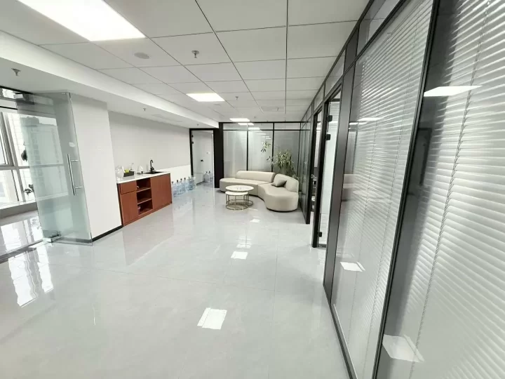 东部新城南苑环球酒店270平地铁口朝东沿河带上下水带家具出租