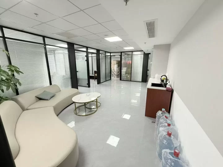 东部新城南苑环球酒店270平地铁口朝东沿河带上下水带家具出租