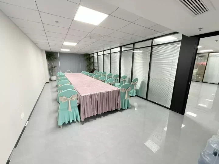 东部新城南苑环球酒店270平地铁口朝东沿河带上下水带家具出租