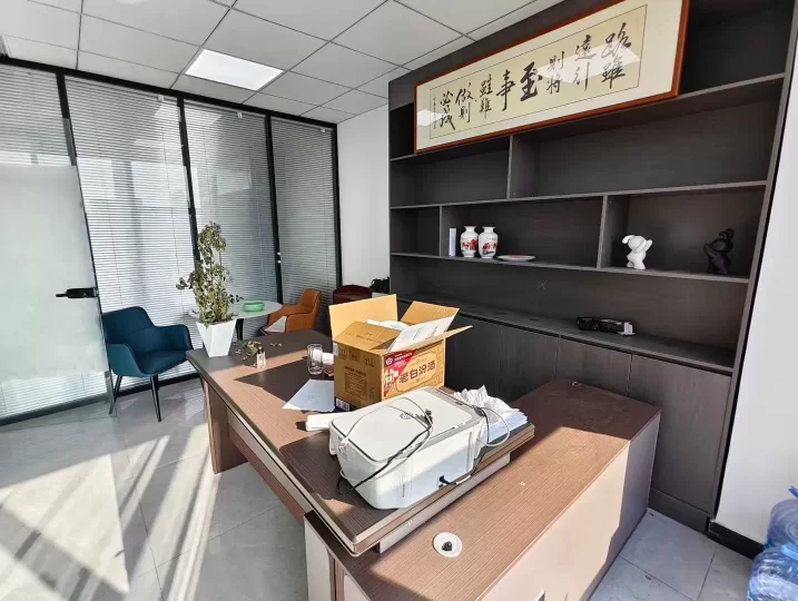 鄞州区汇华大厦朝南两隔间  107平精装修办公室出租