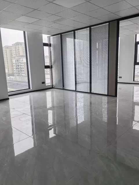 宁波高桥梁祝博日大厦140平   西北双面采光  3个隔间可配办公全套家具