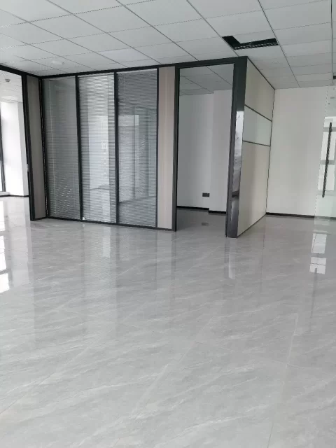 宁波高桥梁祝博日大厦140平   西北双面采光  3个隔间可配办公全套家具