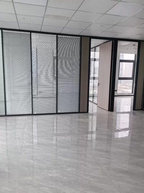 宁波高桥梁祝博日大厦140平   西北双面采光  3个隔间可配办公全套家具
