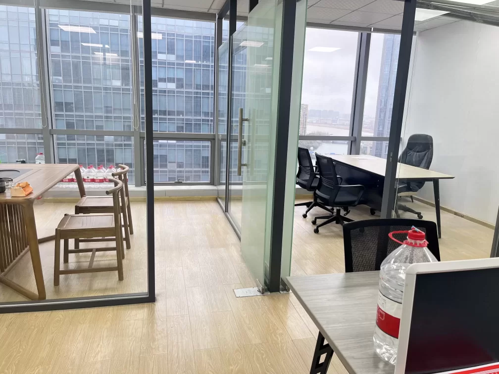 研发园办公室出租90平，看江～特价2999 研发园区 全套办公家具