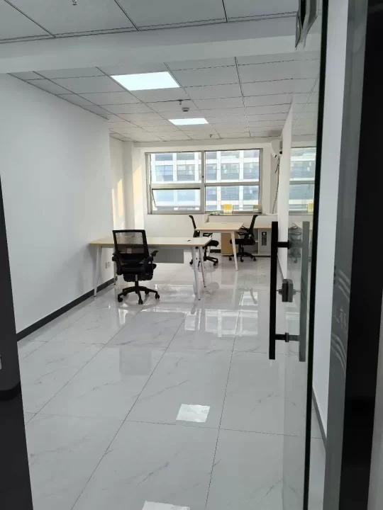 东部新城附近地铁口7号线新天地商务大厦50平 ​朝南，1900每月