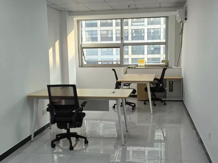 东部新城附近地铁口7号线新天地商务大厦50平 ​朝南，1900每月