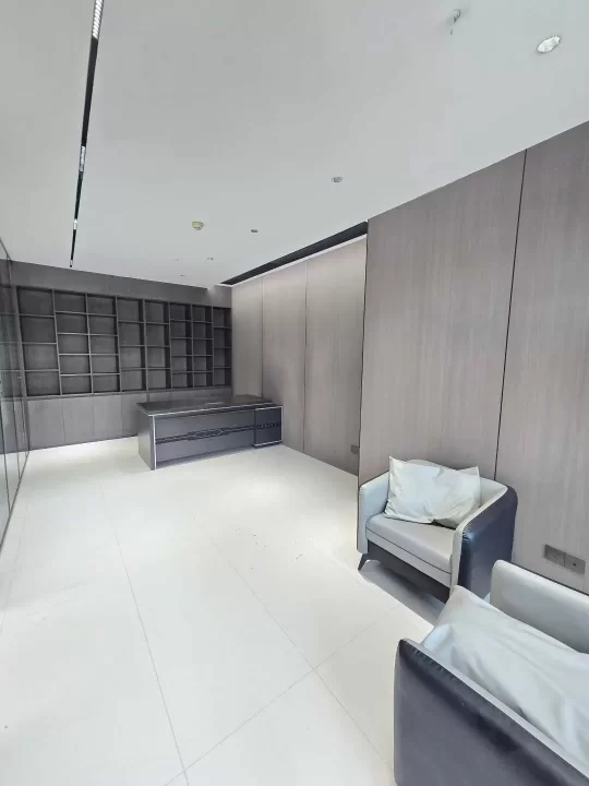 鄞州万达附近写字楼慧和大厦140平豪华装修带水源带家具，300平露台，6000元/月