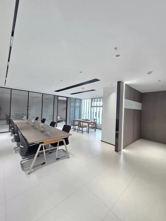 鄞州万达附近写字楼慧和大厦140平豪华装修带水源带家具，300平露台，6000元/月