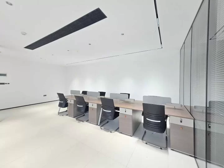 鄞州万达附近写字楼慧和大厦140平豪华装修带水源带家具，300平露台，6000元/月