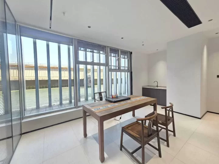 鄞州万达附近写字楼慧和大厦140平豪华装修带水源带家具，300平露台，6000元/月