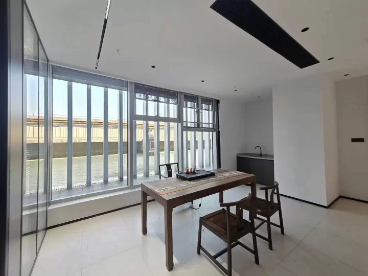 鄞州万达附近写字楼慧和大厦140平豪华装修带水源带家具，300平露台，6000元/月