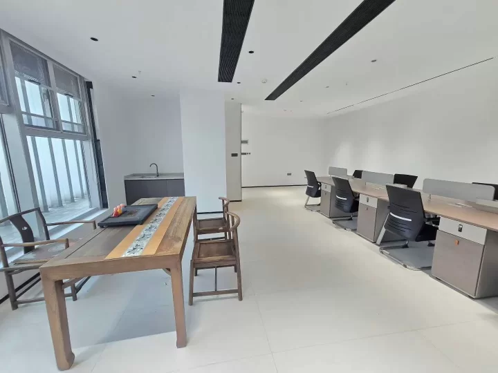 鄞州万达附近写字楼慧和大厦140平豪华装修带水源带家具，300平露台，6000元/月