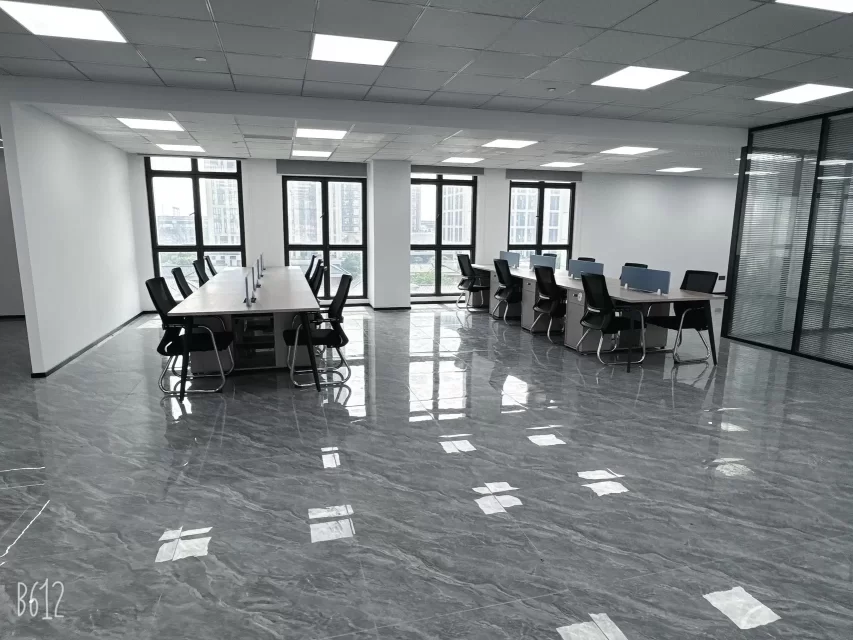 宁波江北中策世纪博园金山站地铁4号线A口 面积/朝向：450平 / 西南北办公室出租