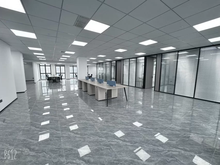 宁波江北中策世纪博园金山站地铁4号线A口 面积/朝向：450平 / 西南北办公室出租