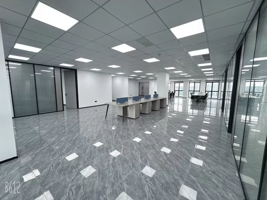 宁波江北中策世纪博园金山站地铁4号线A口 面积/朝向：450平 / 西南北办公室出租