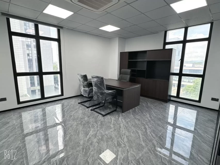 宁波江北中策世纪博园金山站地铁4号线A口 面积/朝向：450平 / 西南北办公室出租