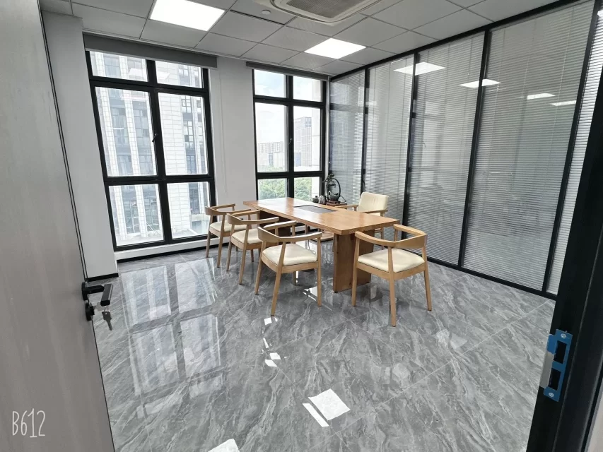 宁波江北中策世纪博园金山站地铁4号线A口 面积/朝向：450平 / 西南北办公室出租