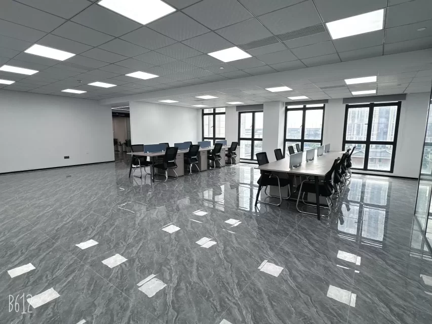 宁波江北中策世纪博园金山站地铁4号线A口 面积/朝向：450平 / 西南北办公室出租