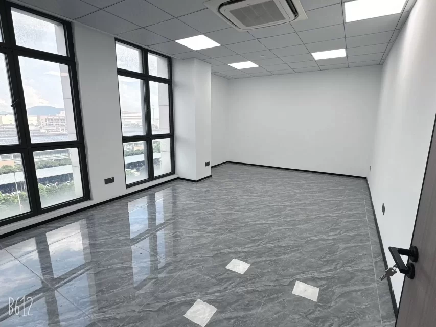 宁波江北中策世纪博园金山站地铁4号线A口 面积/朝向：450平 / 西南北办公室出租