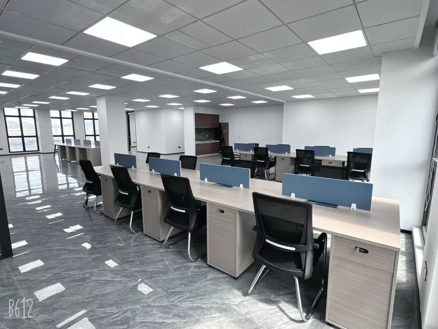 宁波江北中策世纪博园金山站地铁4号线A口 面积/朝向：450平 / 西南北办公室出租