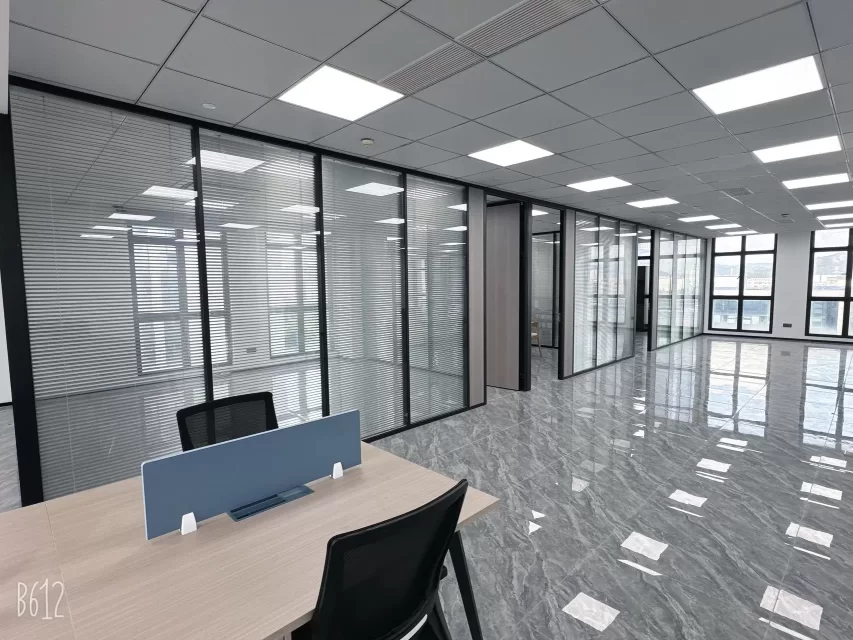 宁波江北中策世纪博园金山站地铁4号线A口 面积/朝向：450平 / 西南北办公室出租